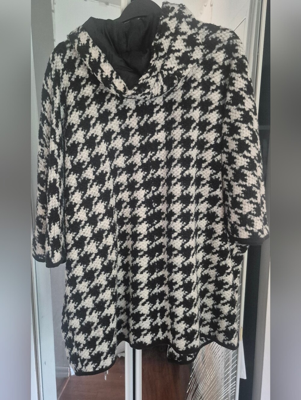 Classic Houndstooth Cape Jacket in Black & White
